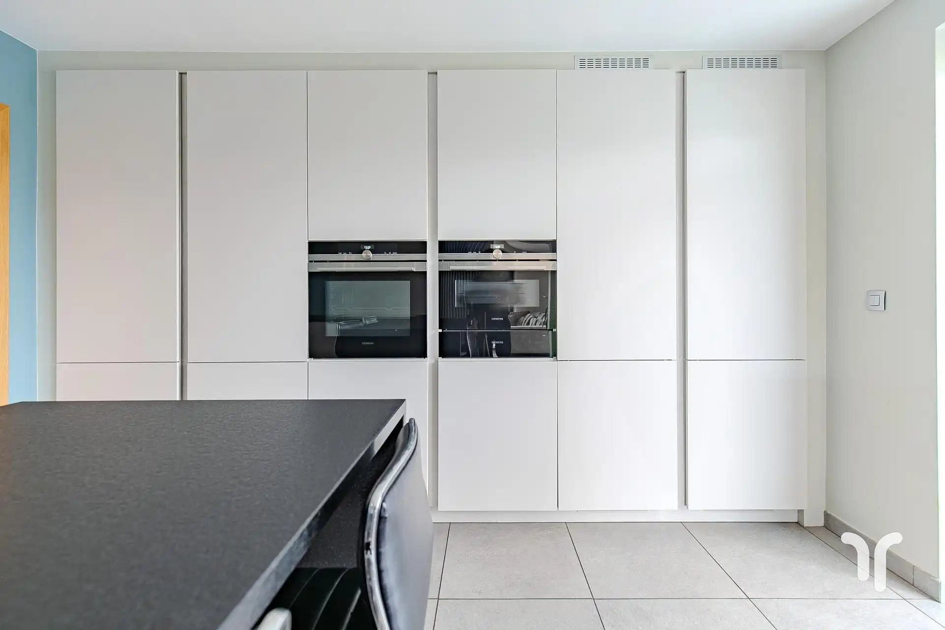 Instapklare, open bebouwing met 4 slaapkamers en prachtig open uitzicht, gelegen op een invalsweg. foto 8