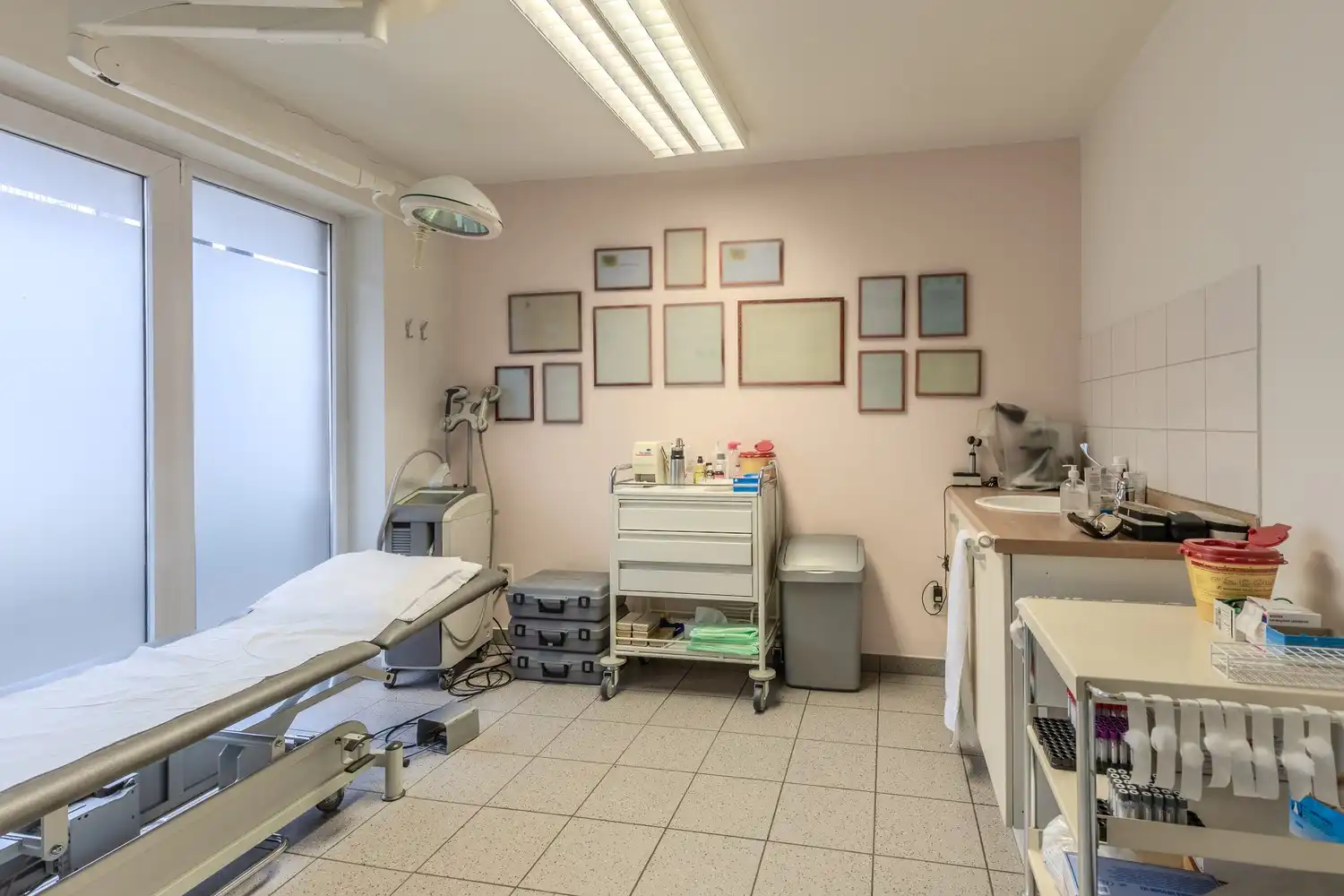 Appartement met drie slaapkamers, momenteel ingericht als dokterspraktijk in Maasmechelen. foto 11