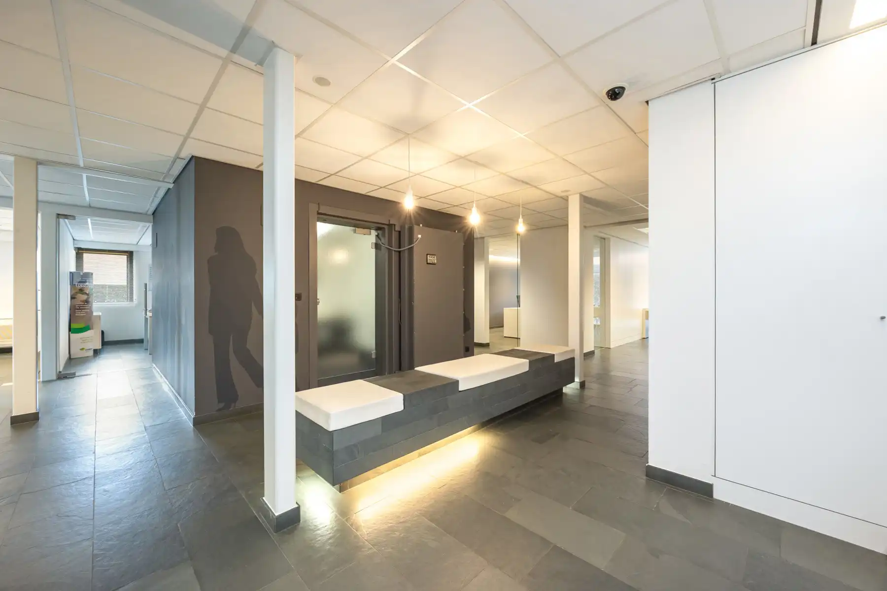 Goed gelegen kantoorruimte (circa 265m²) in het centrum van Meer (Hoogstraten) met parking. foto 5