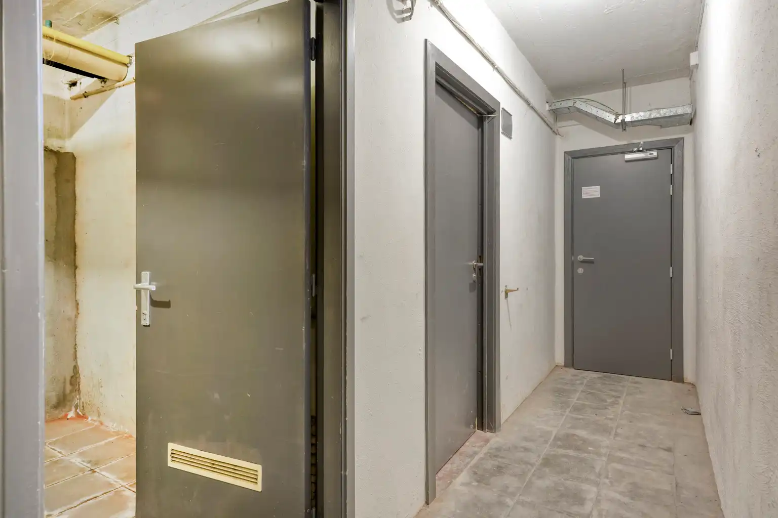 Handelsruimte met kantoren en ruime opslag in het centrum foto 14