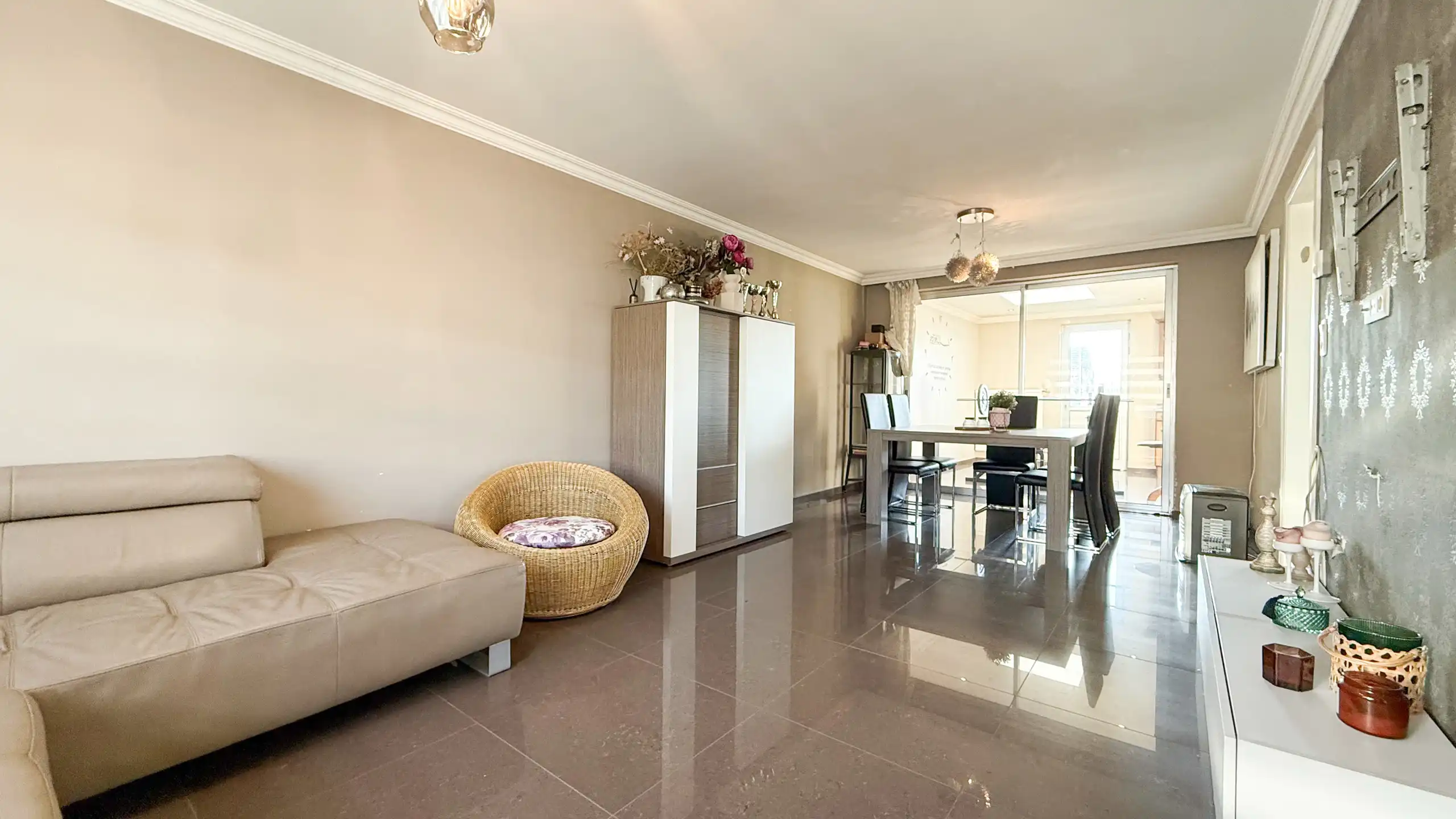 Moderne en gezellige woning met 5 slpkmrs en zonnepanelen! foto 2