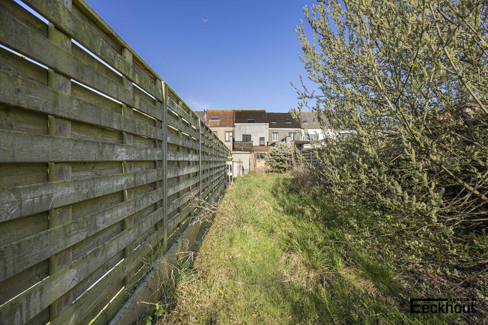 Te renoveren woning met diepe, zonnige tuin foto 16