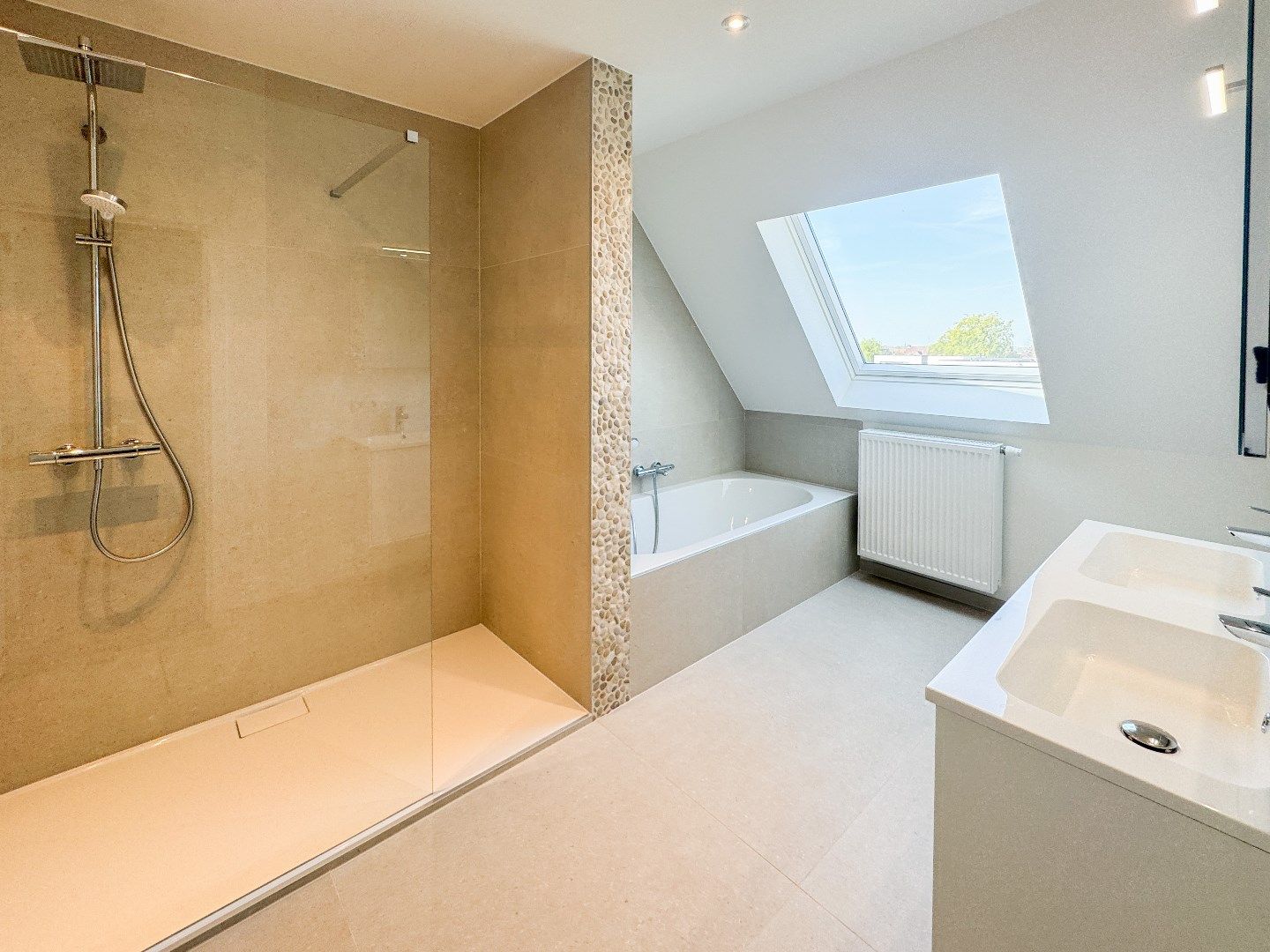 Ruim instapklaar nieuwbouwappartement (167 m²) met 3 slaapkamers en groot terras in centrum Eernegem foto 9