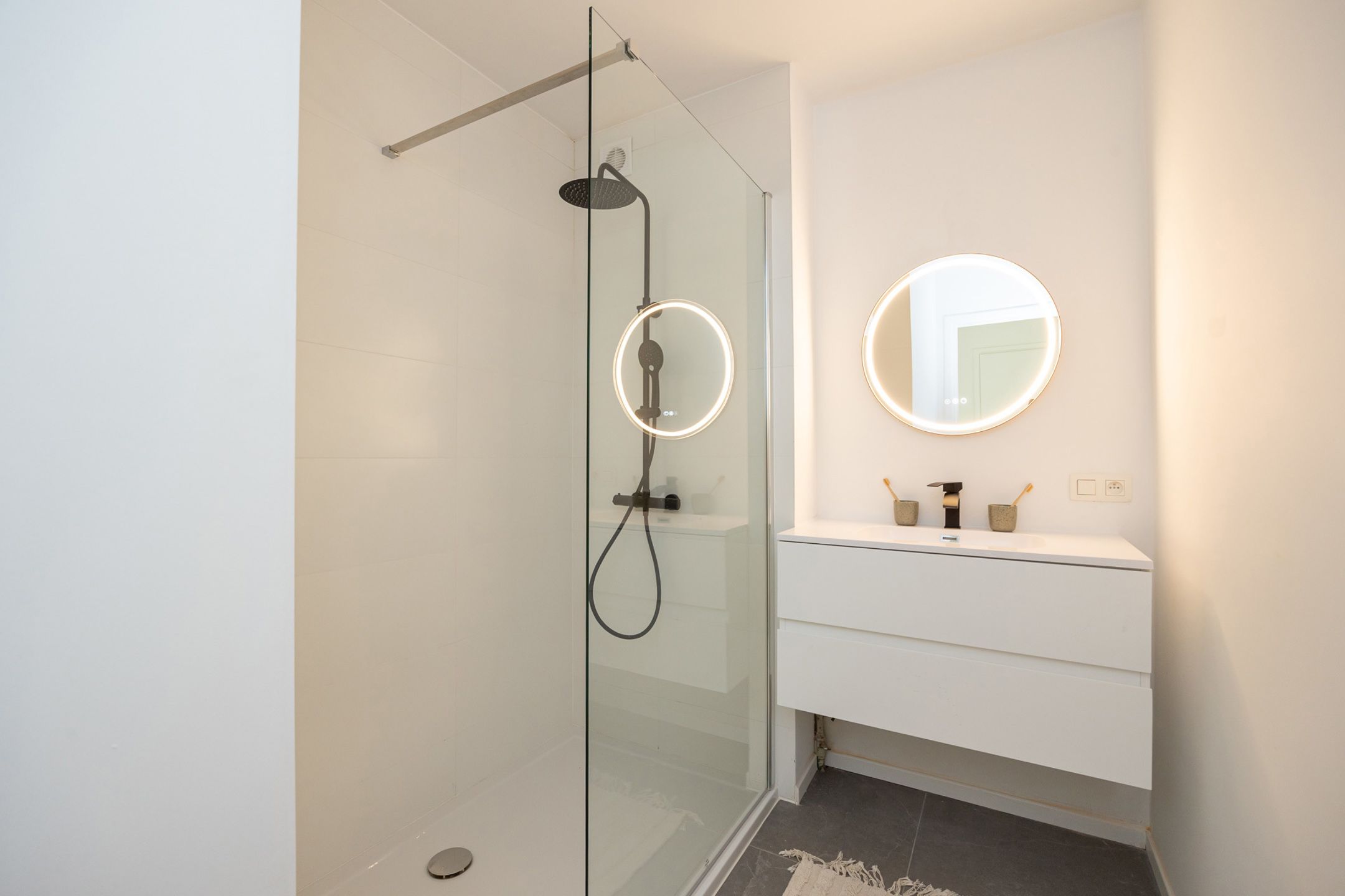 Gerenoveerd gelijkvloers appartement met tuin foto 15