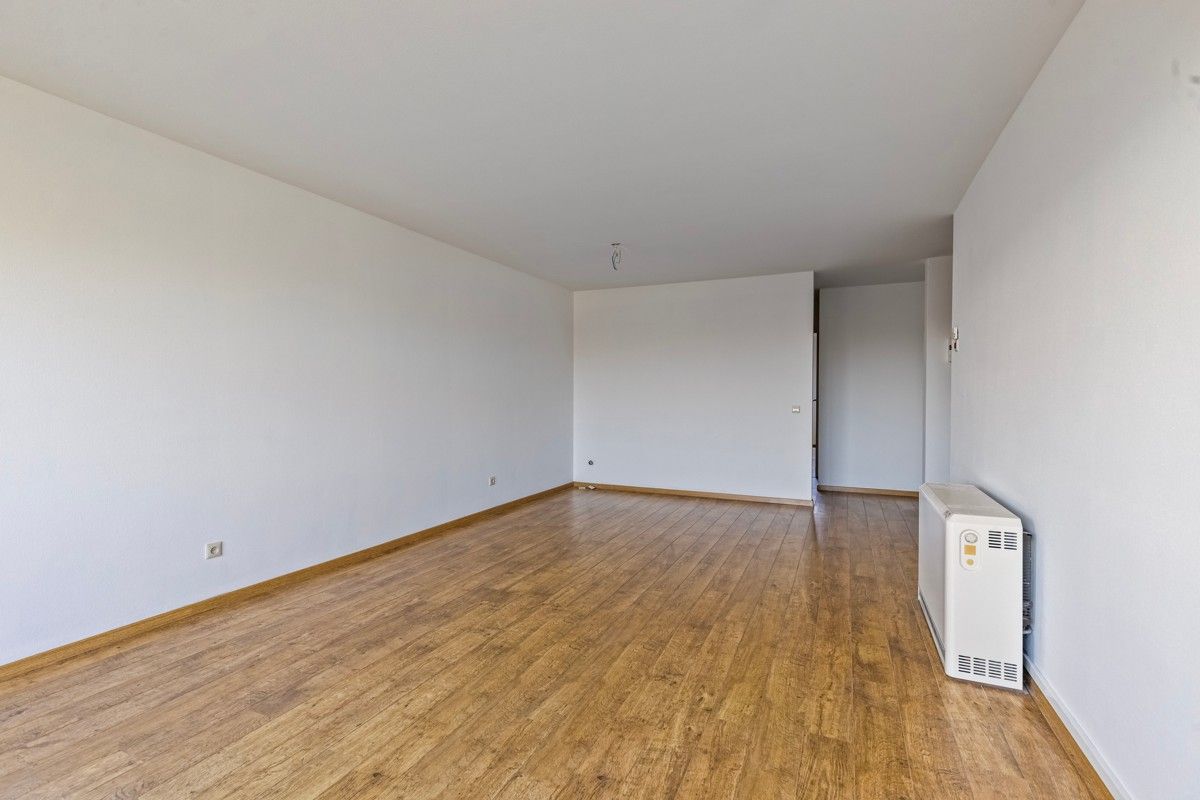 Ruim appartement met drie slaapkamers en parking te koop! foto 4