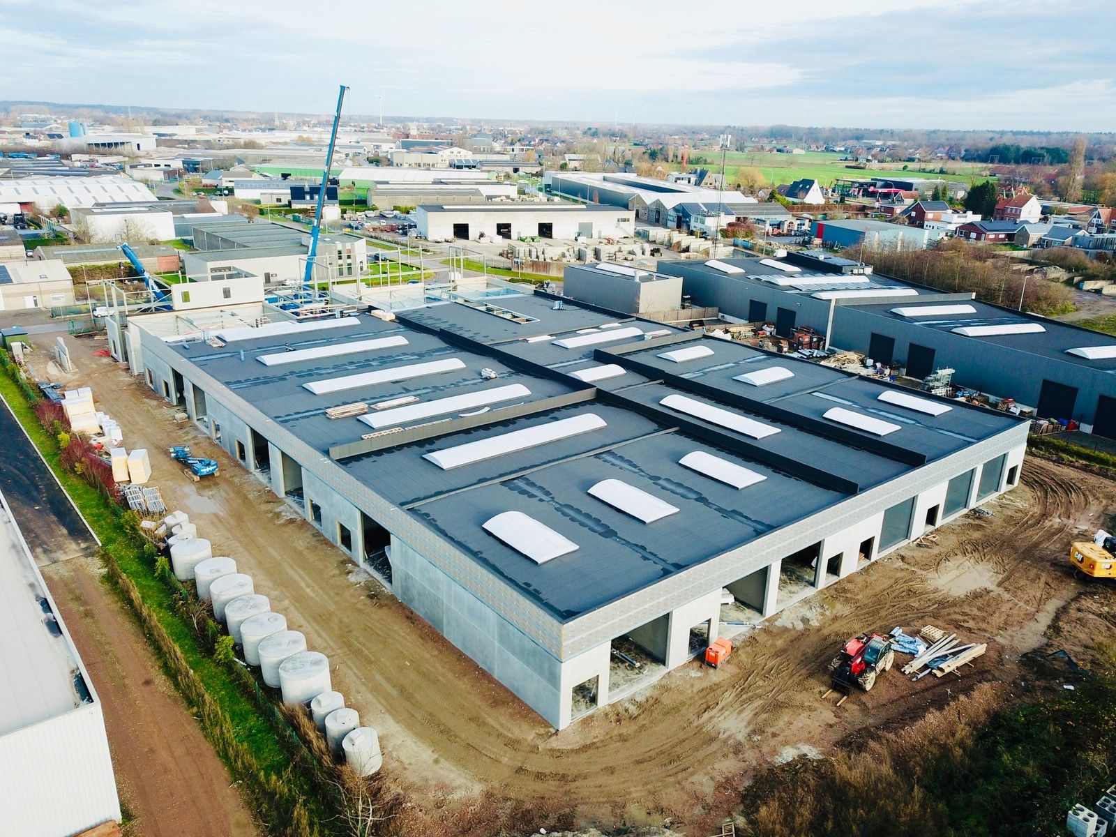 Laatste KMO-units te koop: "NB MAGAZIJN (335 m²)" inclusief 2 private PARKEERPLAATSEN op industriezone "De Schatting" te Zedelgem foto {{pictureIndex}}