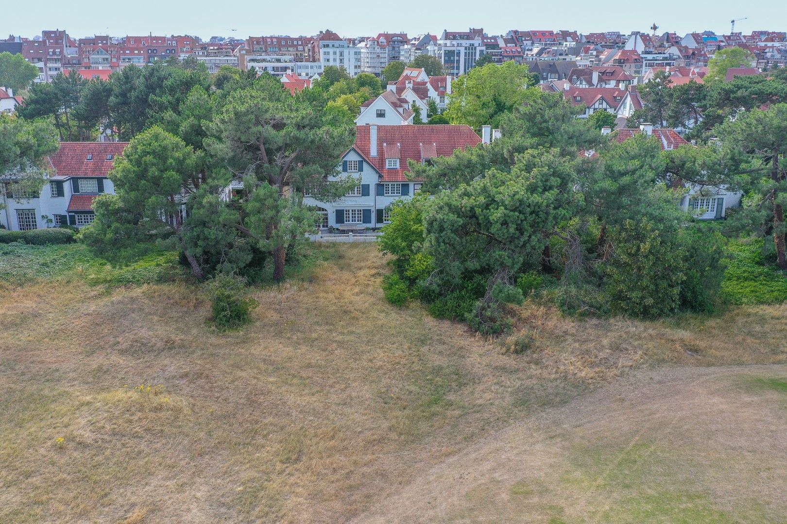 Te renoveren charmante koppelvilla gelegen in een paadje met zicht op de Royal Zoute Golf Club. foto 11