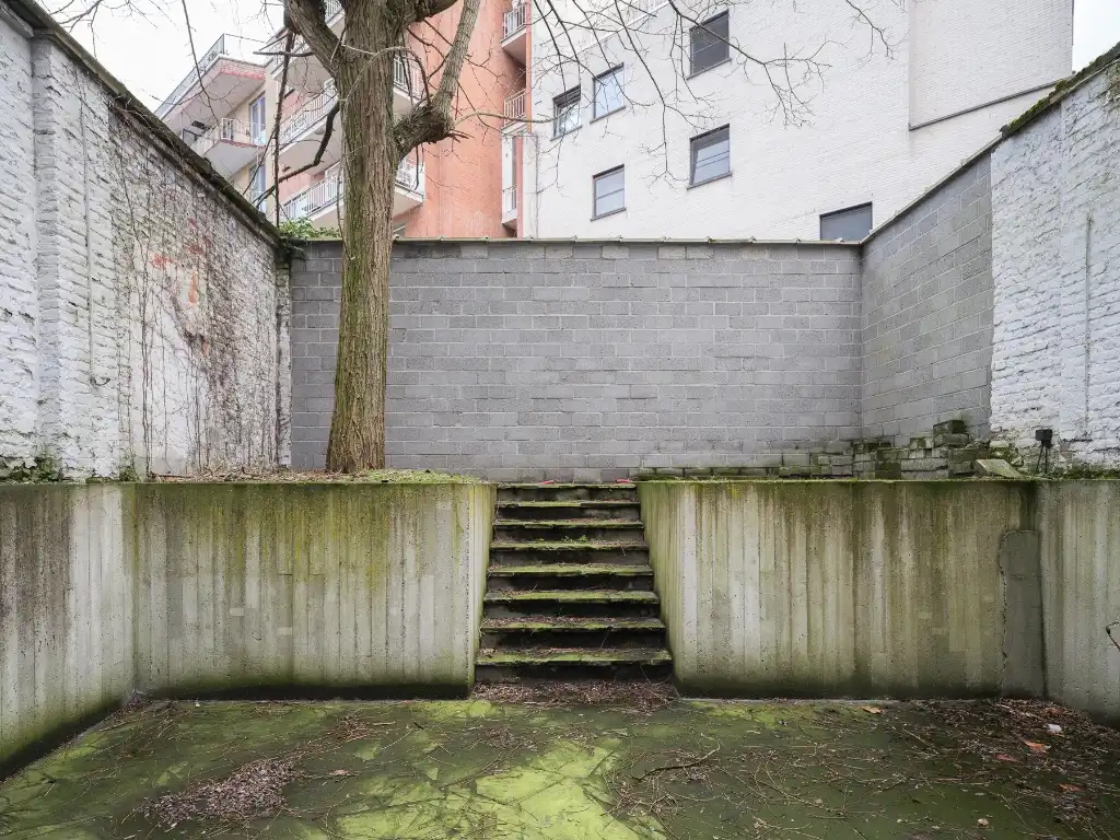 Handelspand gelegen achter een statige gevel op een vlot bereikbare locatie tegenover het Citadelpark. foto 9