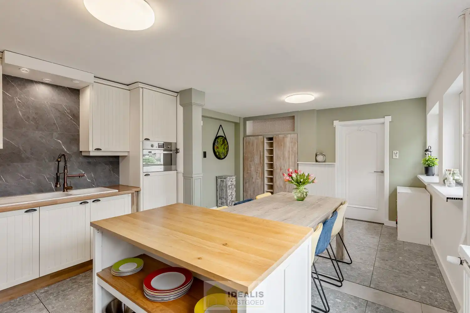 CHARMANTE EN GOED ONDERHOUDEN WONING MET 2 SLAAPKAMERS, 2 BADKAMERS, KNAP UITGERUSTE KEUKEN EN LICHTRIJKE WOONKAMER OP EEN HEERLIJK PERCEEL MET GROEN VERGEZICHT! foto 13