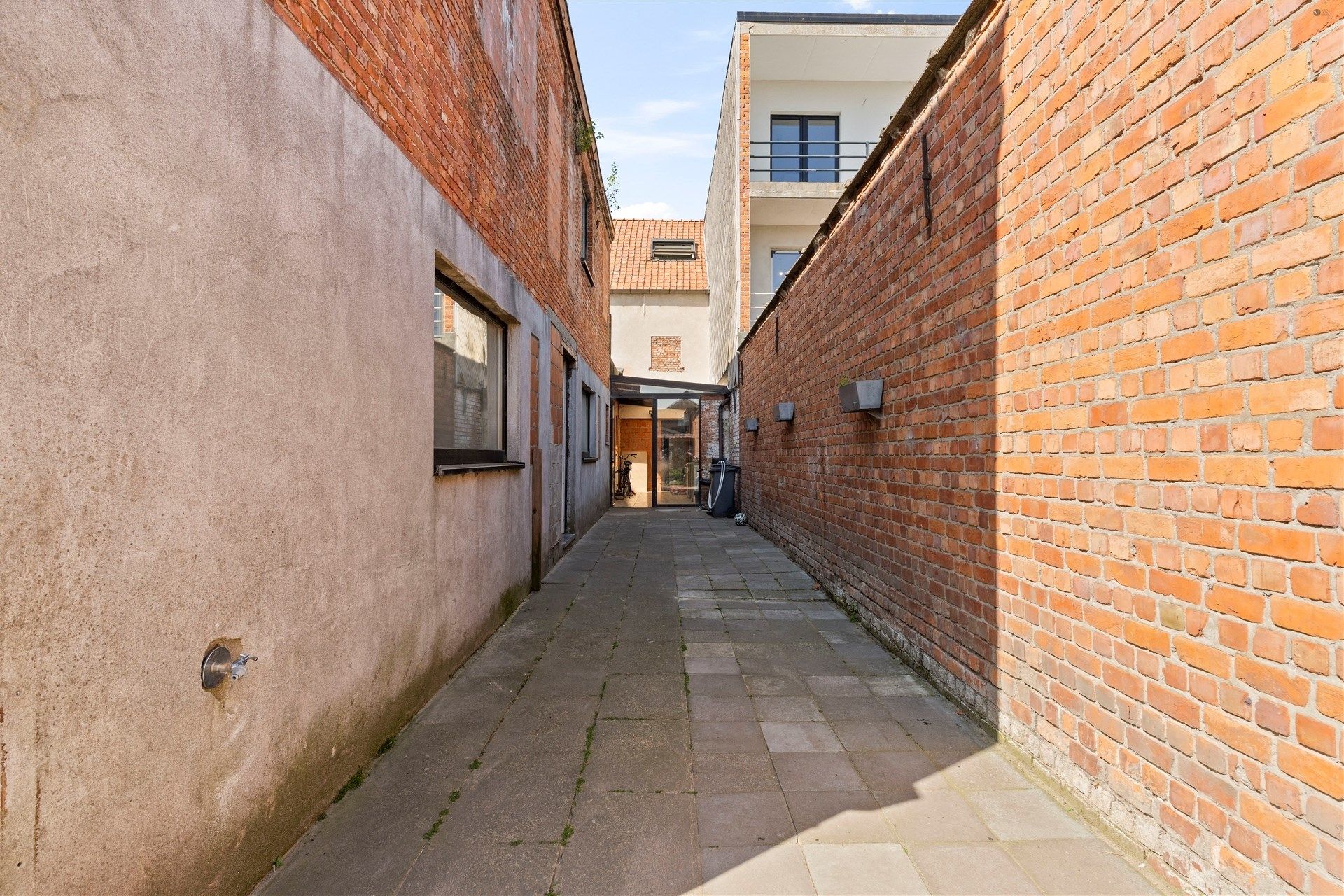 Deels gerenoveerde rijwoning te centrum Stekene foto 18