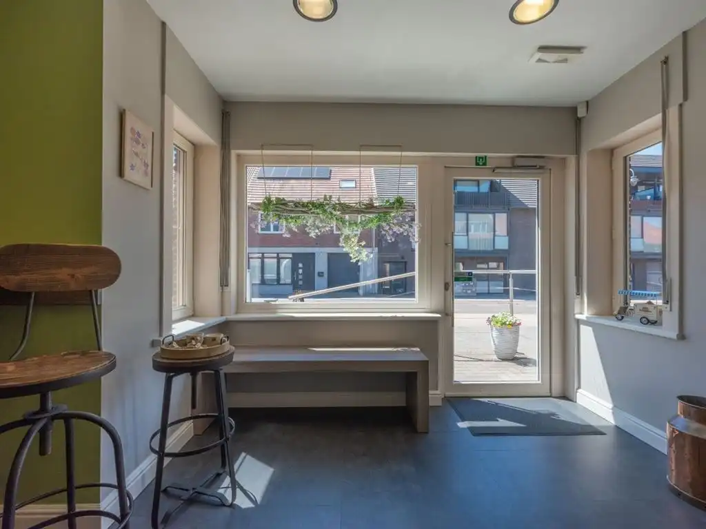 Stijlvol ingerichte woning met handelsruimte in gesloten bebouwing foto 22