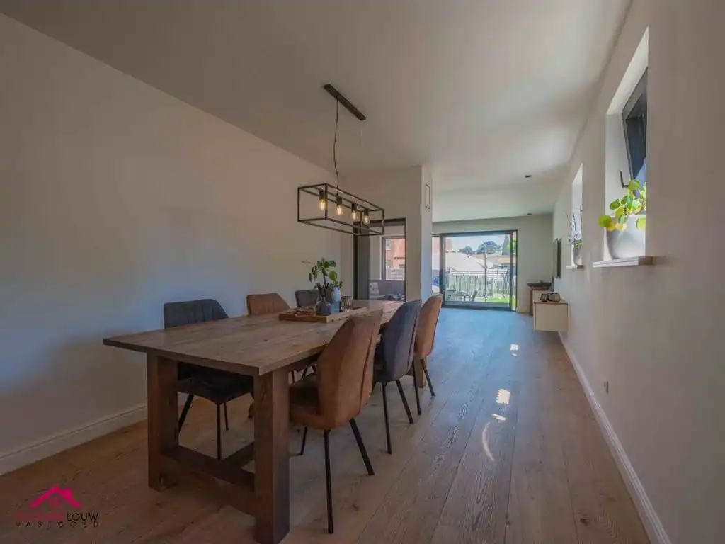 Instapklare woning met handelsruimte in gesloten bebouwing foto 22