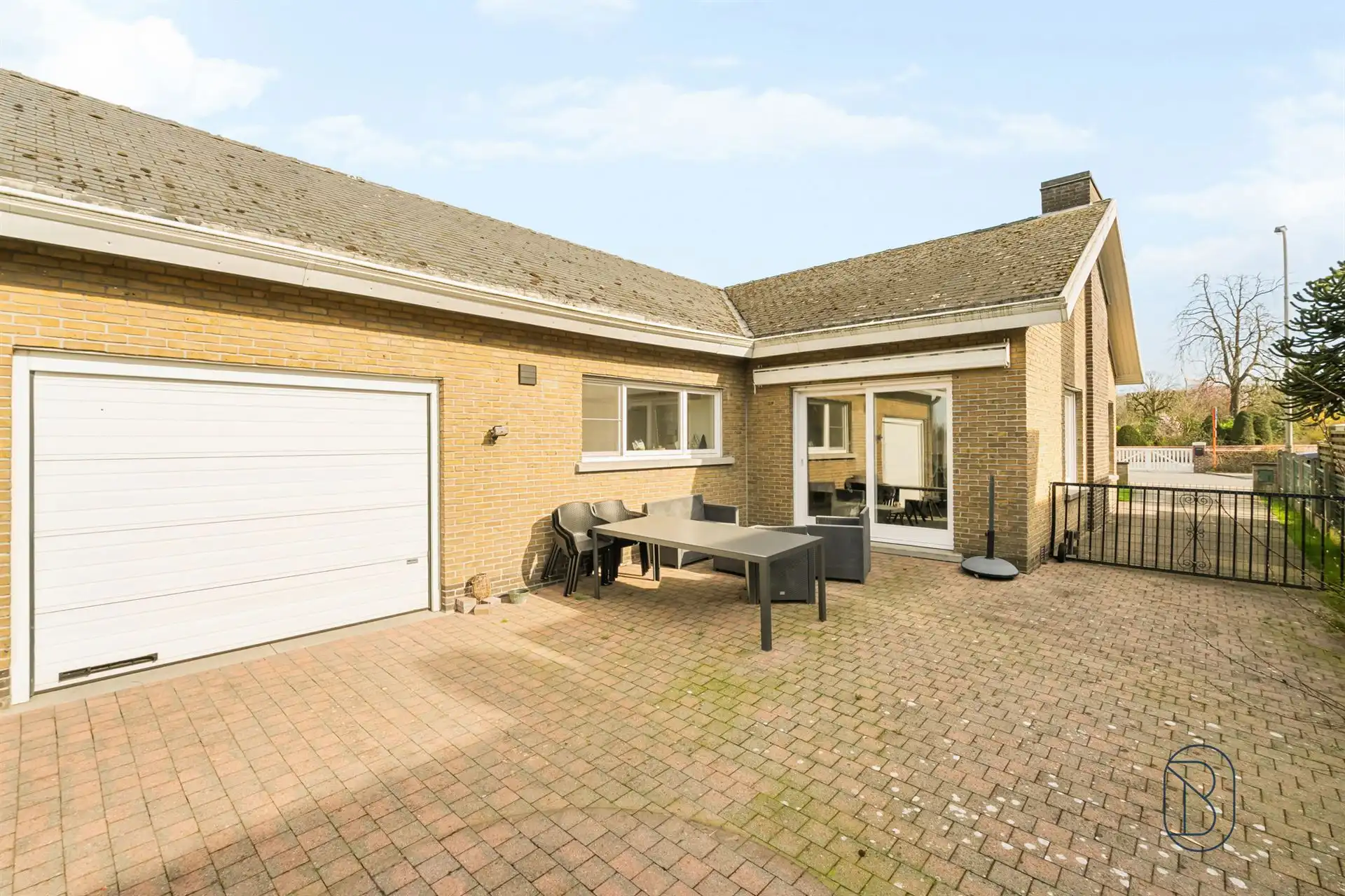 Ruime bungalow met tuin en garage op topligging. foto 3