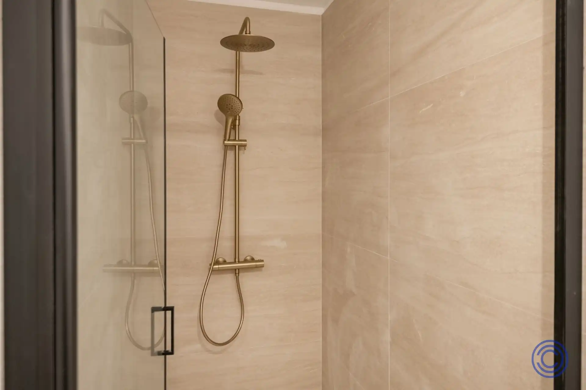 Volledig gerenoveerd appartement met kantoor en groot terras! foto 10
