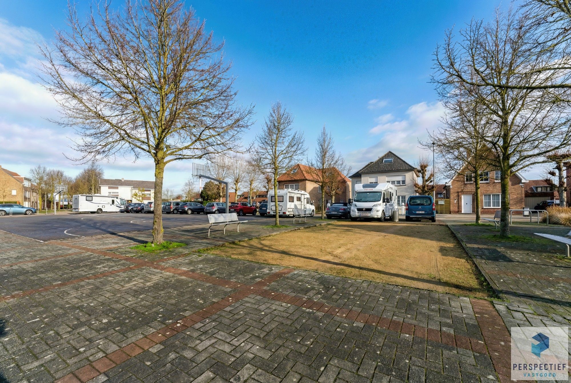 Ruime gerenoveerde woning met 4 slpk, grote tuin en garage foto 5