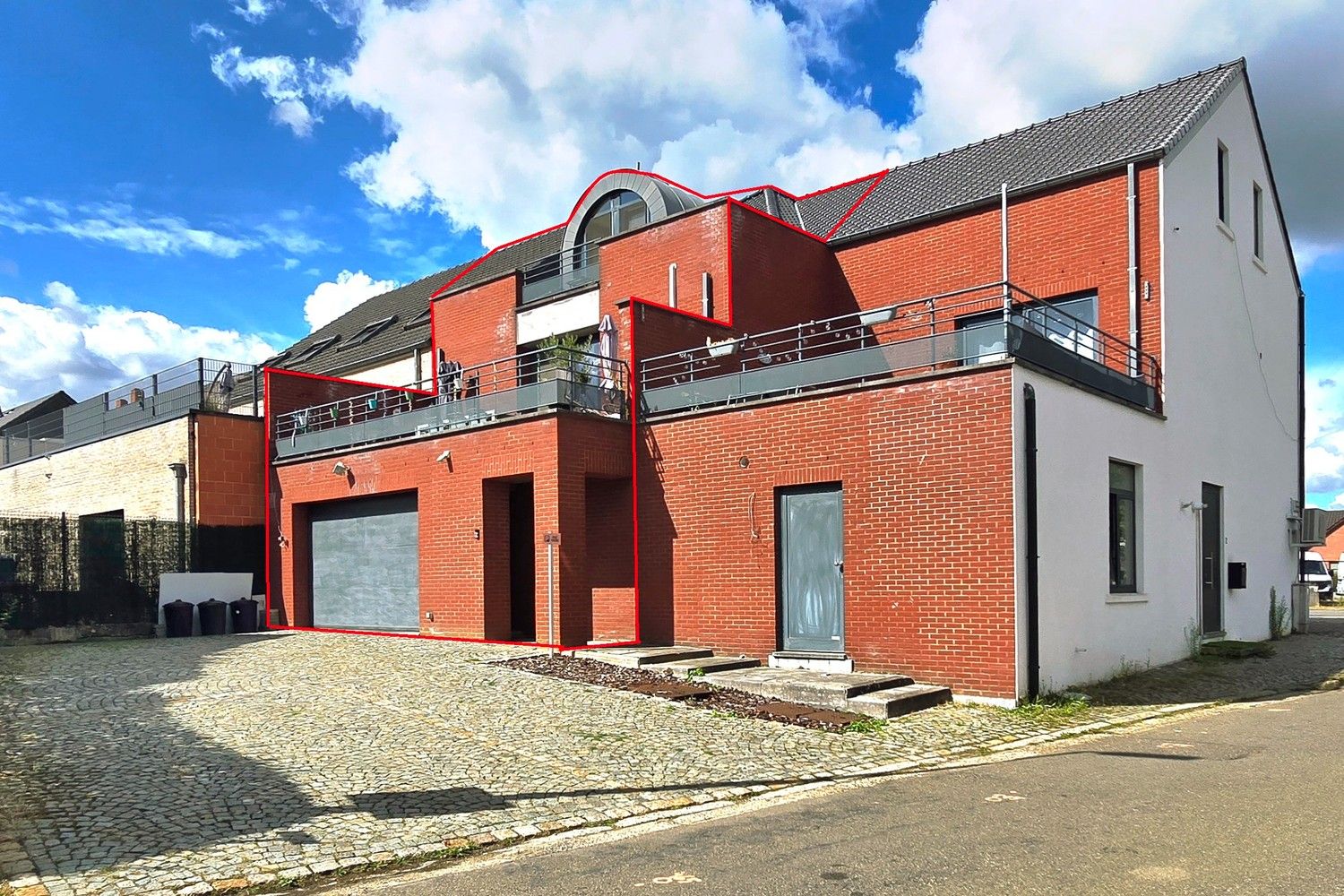 TE KOOP: Instapklaar appartement met 3 slaapkamers, dubbele garage en 2 terrassen foto {{pictureIndex}}