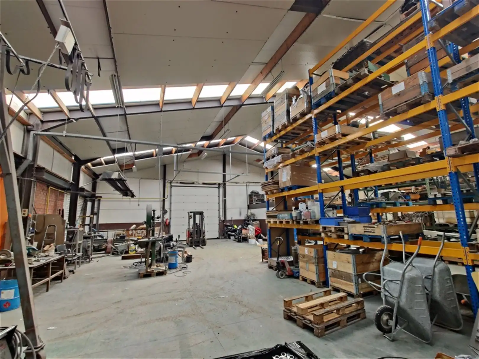 Magazijn met rolbrog en inpandig kantoor foto 6