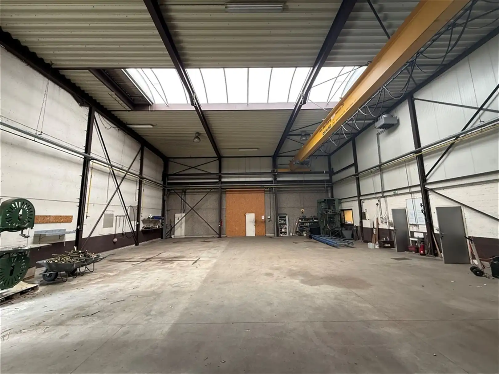 Magazijn met rolbrog en inpandig kantoor foto 6