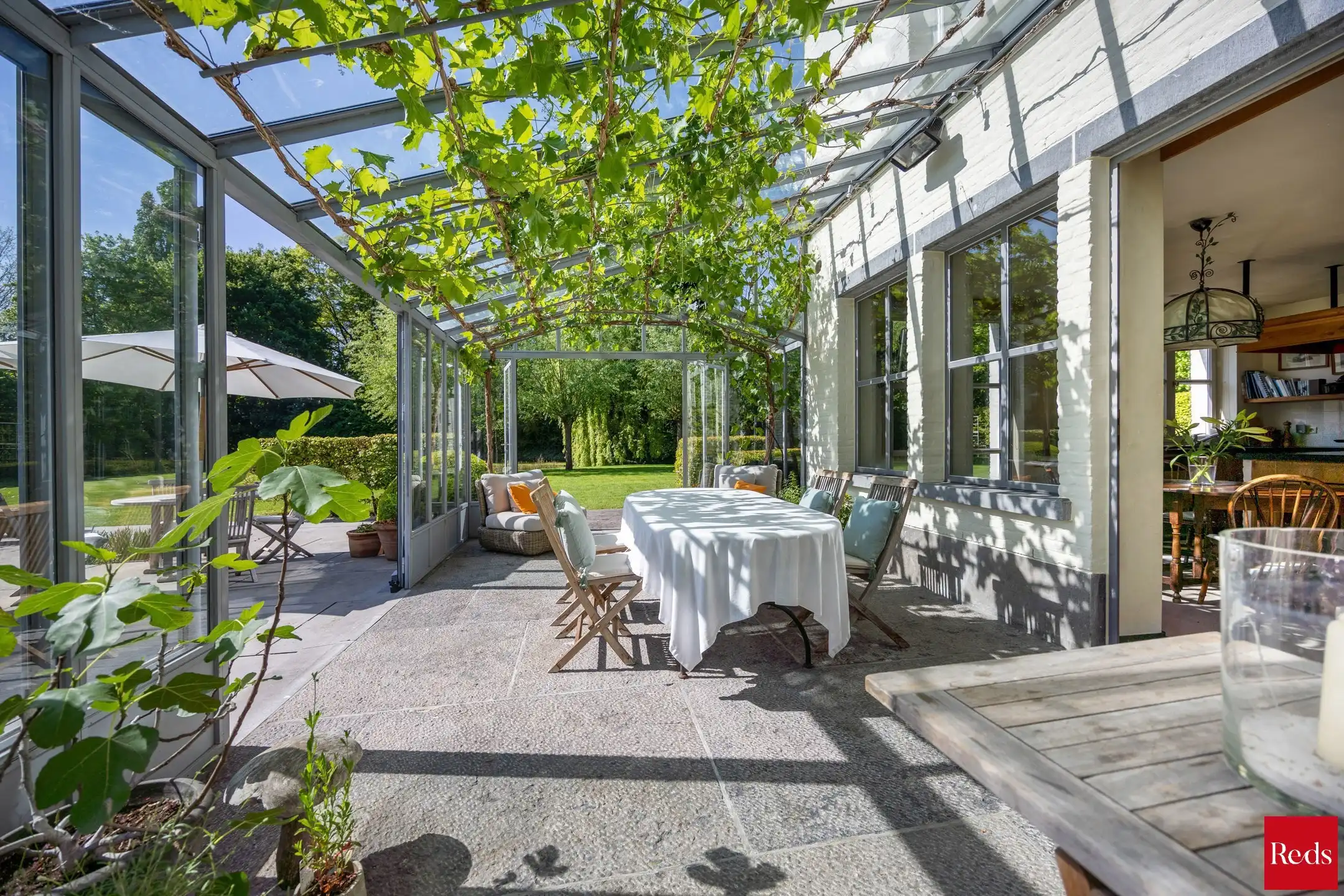 Statige luxevilla op royaal perceel van 3.877 m² met zwembad foto 19