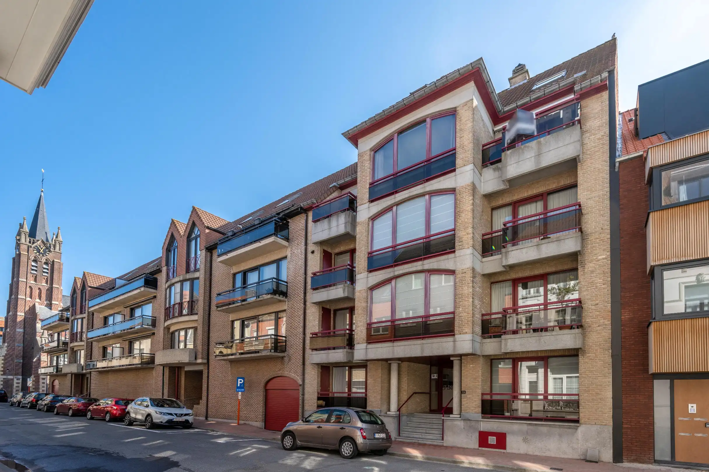 Gesloten garagebox in het centrum van Heist foto {{pictureIndex}}