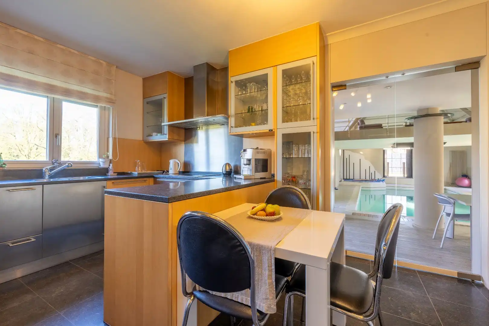 Prachtige villa met binnenzwembad op een toplocatie  foto 8