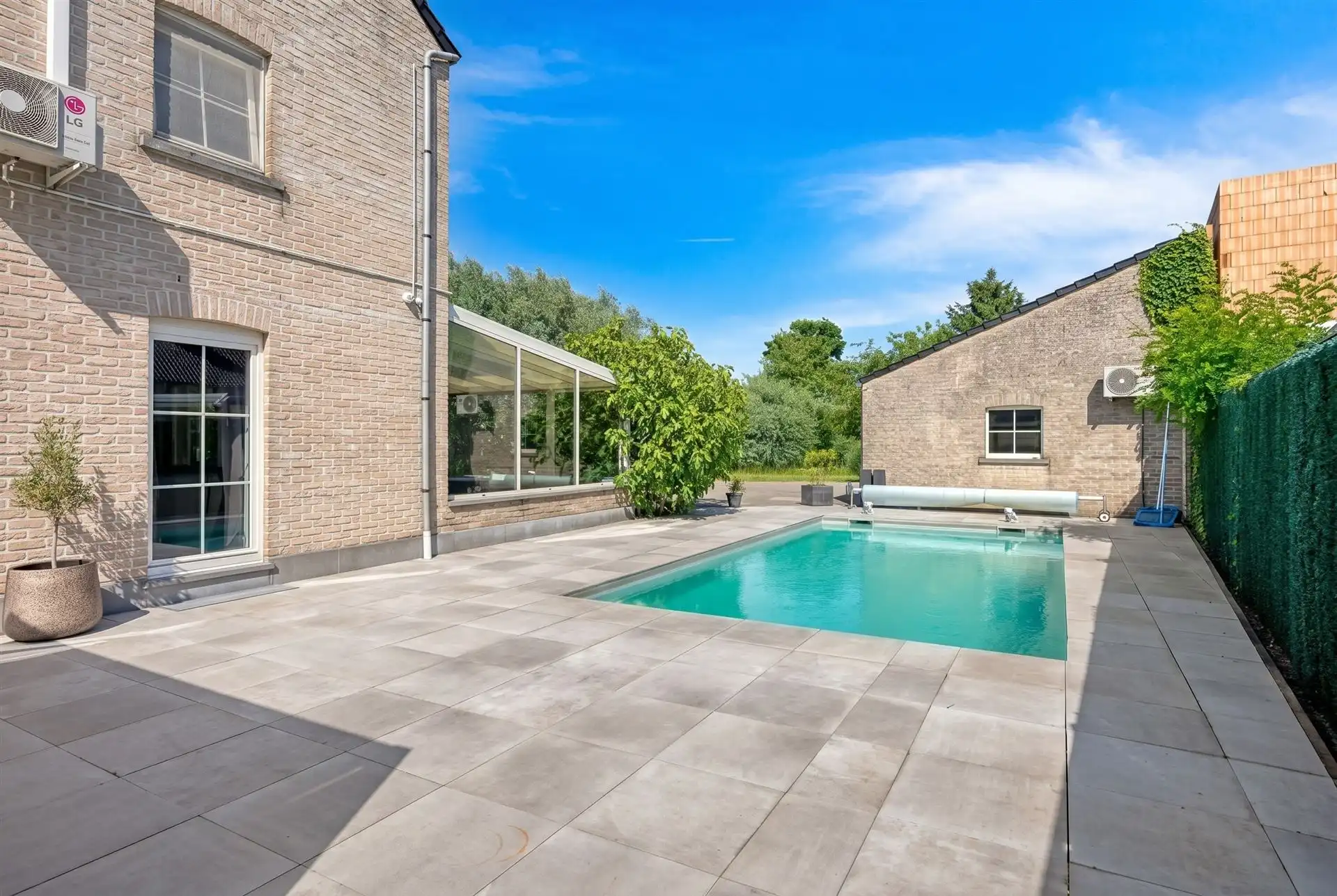 Instapklare villa met zwembad. Landelijke ligging in Leut. foto 47