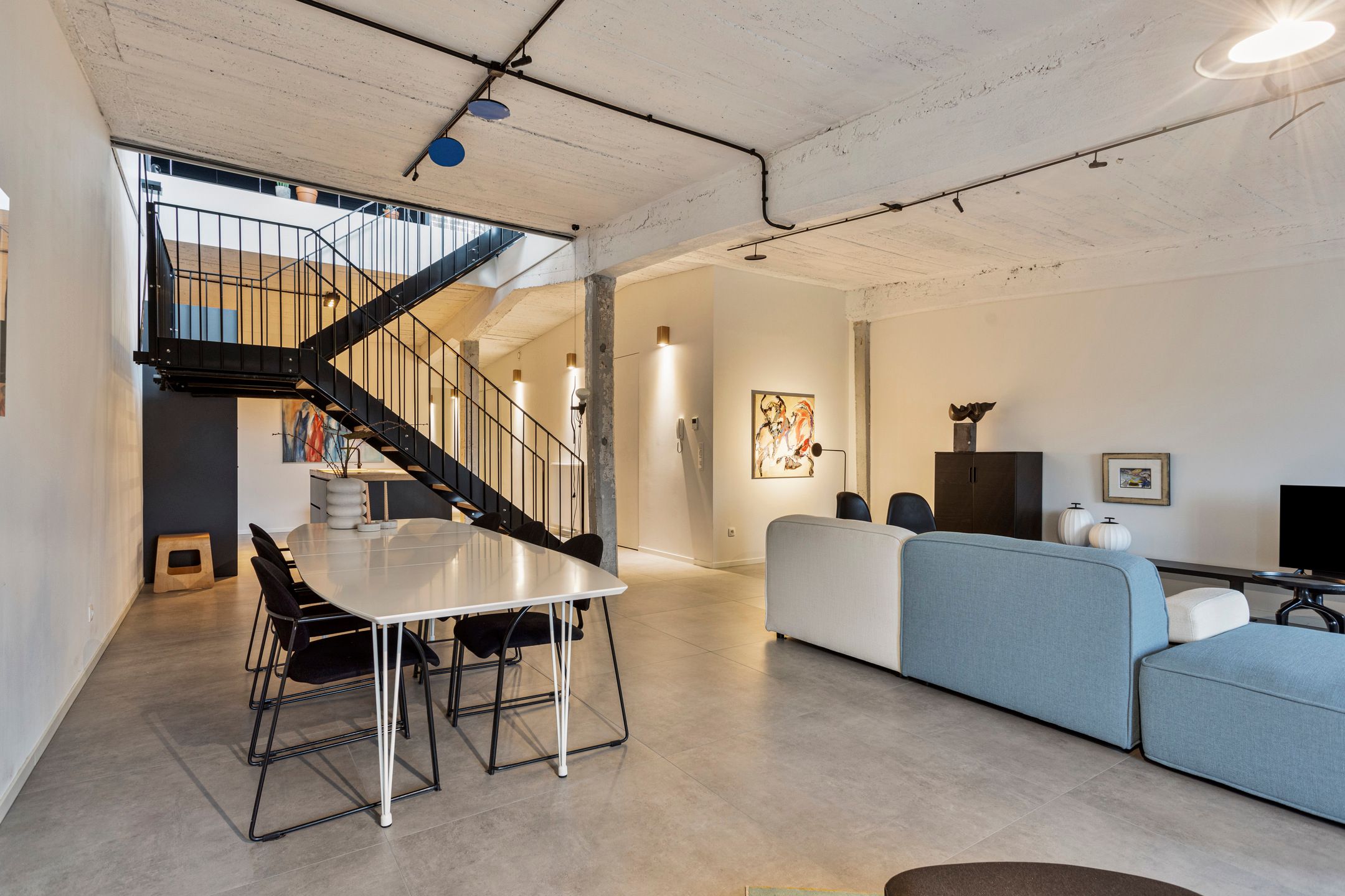 Unieke industriële loft met een slaapkamer. foto 3
