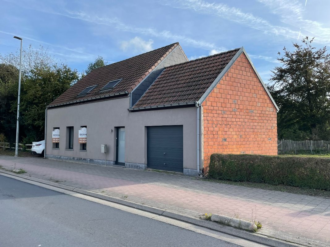 VERKOCHT! Instapklare open bebouwing met ruime garage foto 15