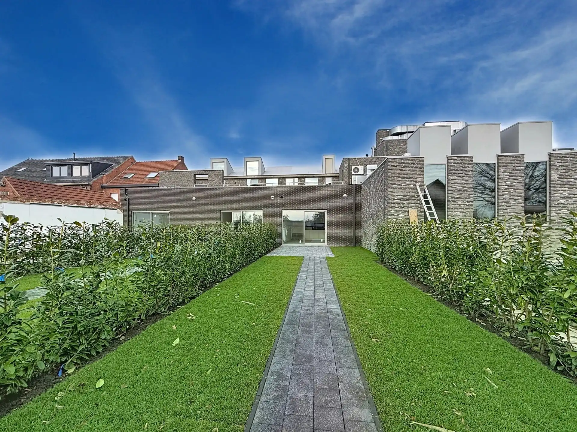 Luxueus en modern afgewerkt gelijkvloers appartement met tuin, 1 slaapkamer en 2 staanplaatsen. foto 16