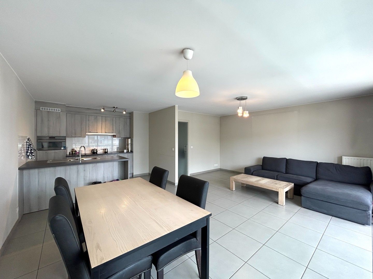 Instapklaar twee-slaapkamerappartement met 2 terrassen te centrum Roeselare! foto {{pictureIndex}}