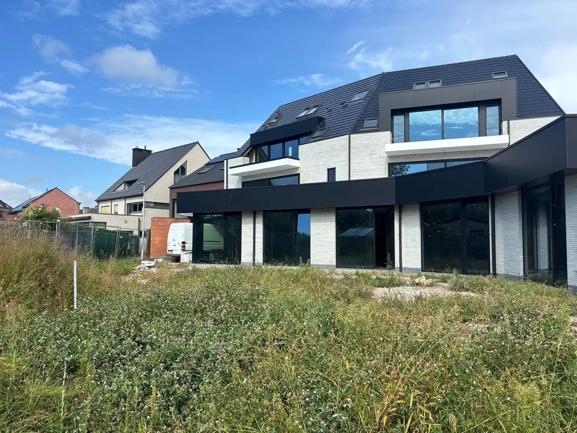 Nieuwbouw handelsruimte op commerciële liggen in het centrum! foto 15