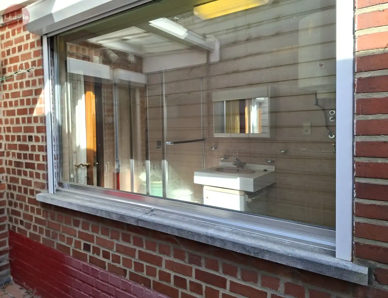 Goed gelegen woning // 2 slaapkamers + zolder om af te werken foto 18