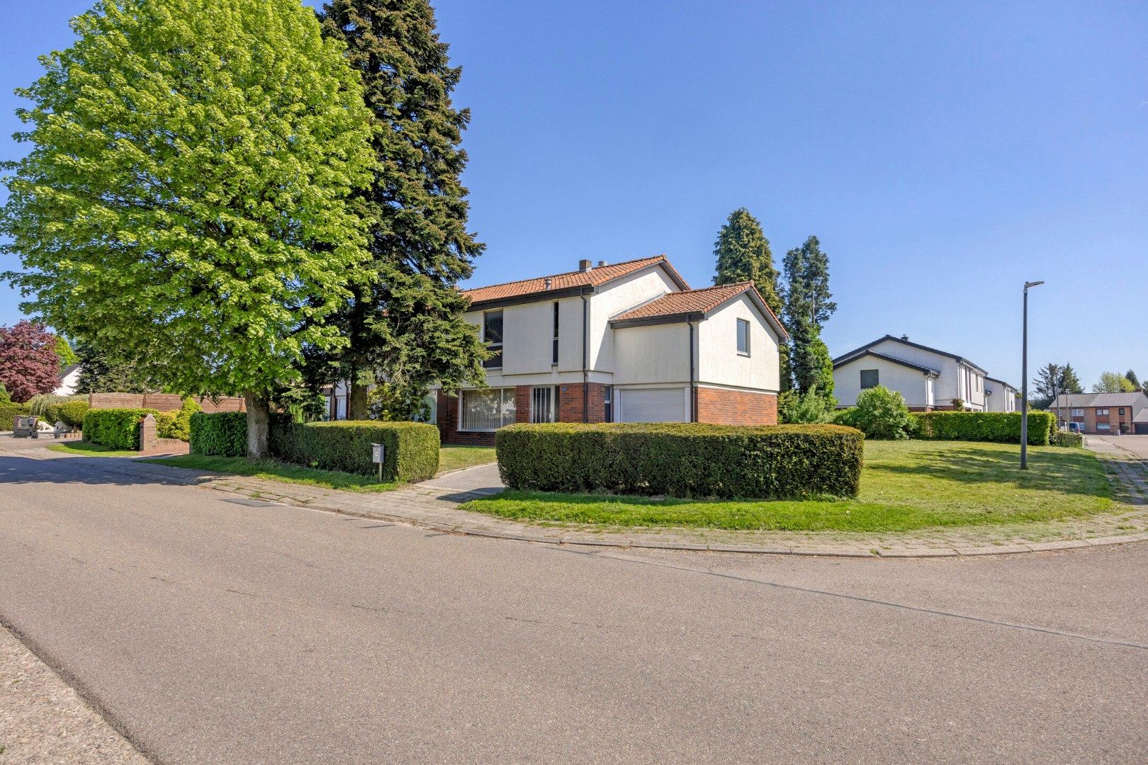 GEZINSWONING MET 4 SLAAPKAMERS EN INPANDING GARAGE TE LANAKEN ! foto 2