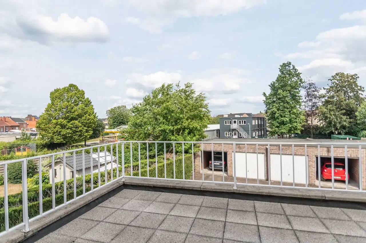 licht 2 slk app met groot terras en garagebox foto 12