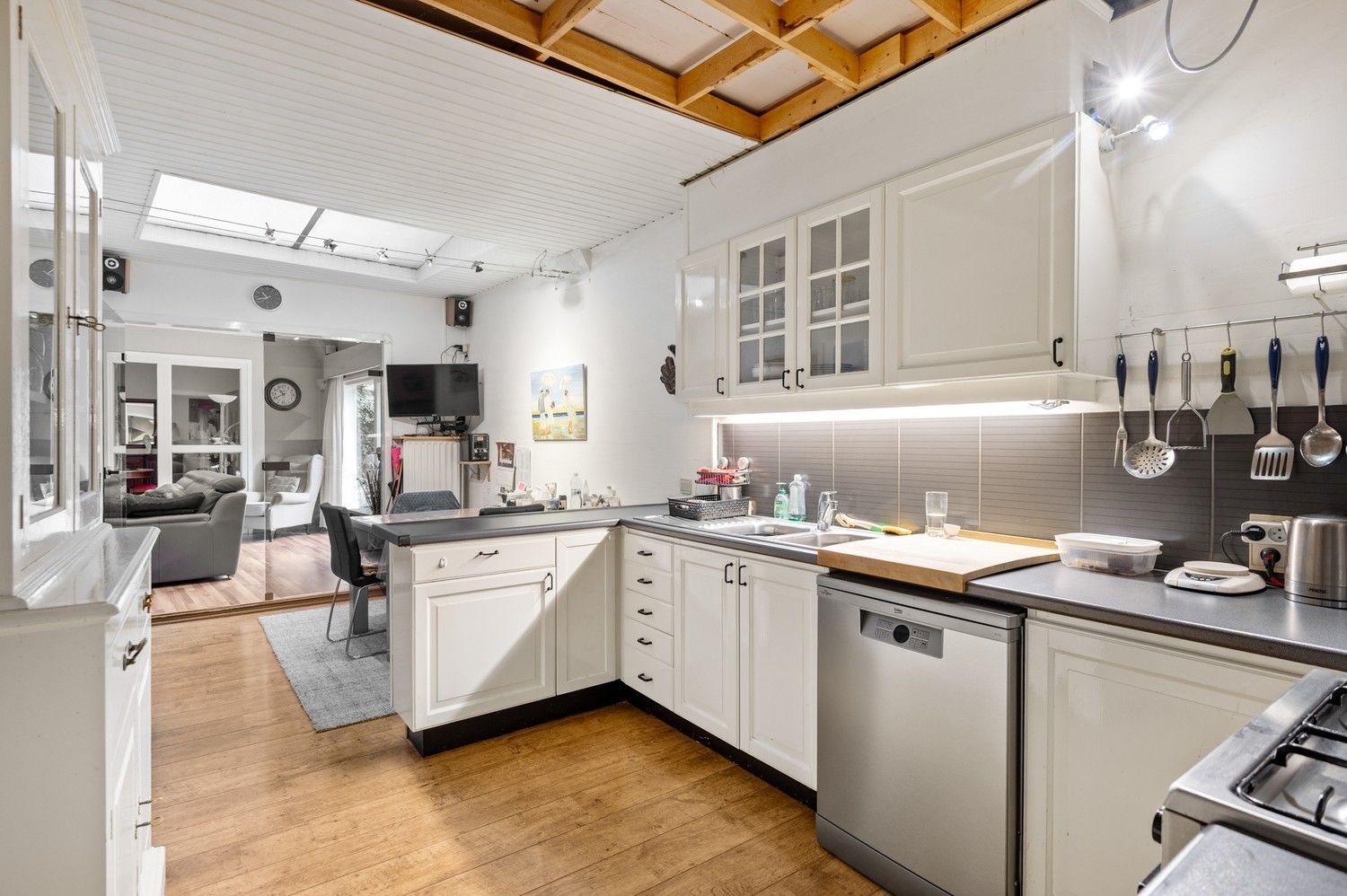 Magazijn met woonst en een 1 slaapkamer appartement te Deurne! foto 14