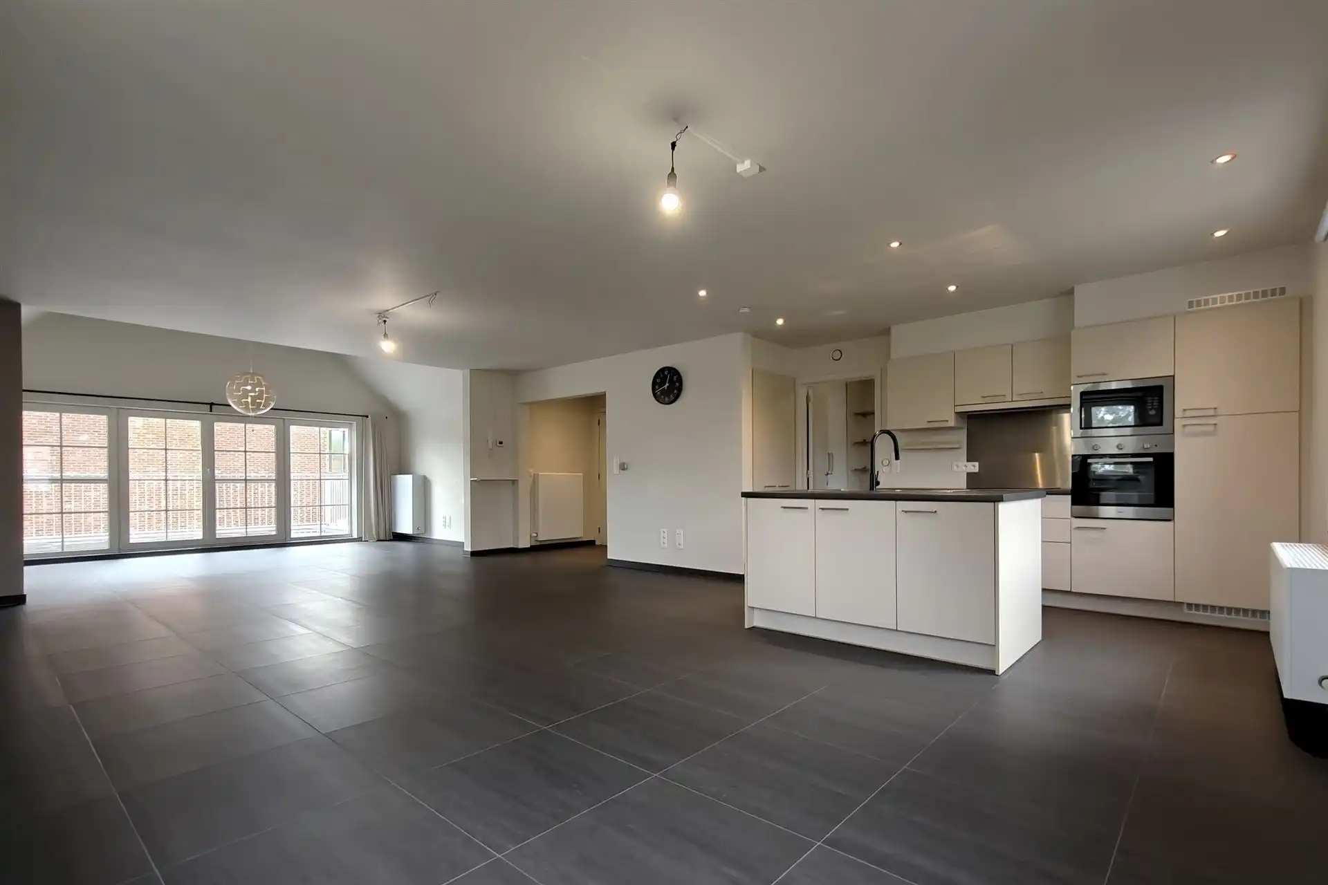 Ruime duplex (197m²) in een residentiële woonwijk te Munsterbilzen foto {{pictureIndex}}