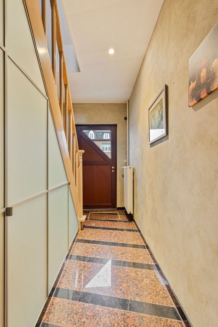 Verrassend ruime woning met knap terras en diepe tuin foto 15