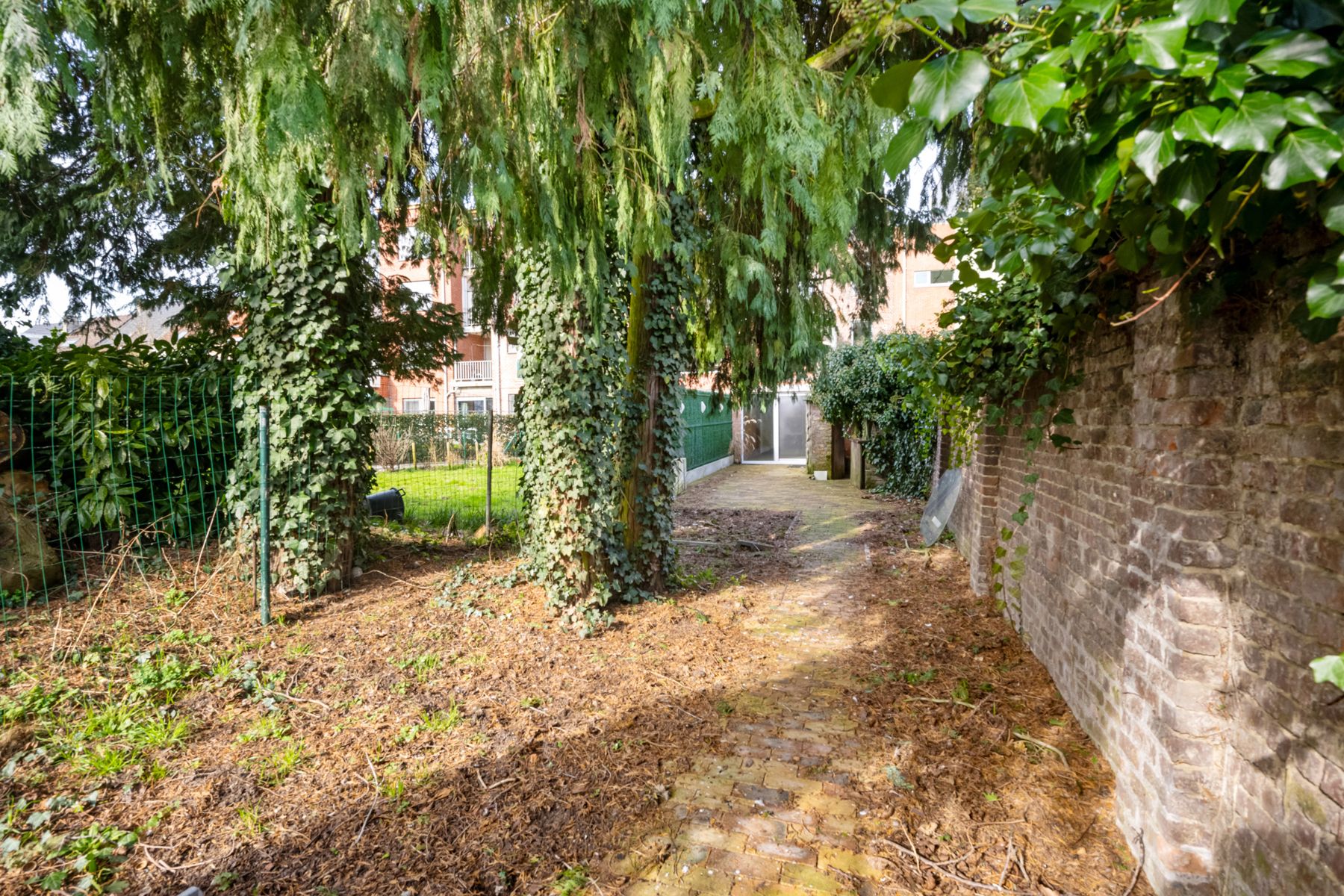 Deels te renoveren Herenwoning met 6 slpks en grote tuin. foto 20