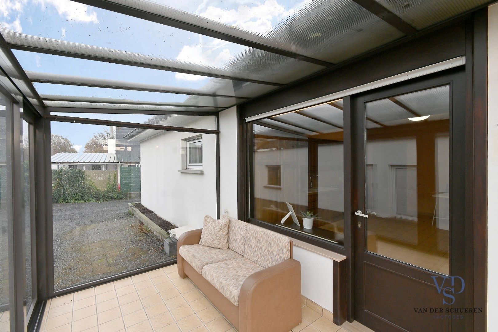 Bungalowwoning met afzonderlijke loods foto 11