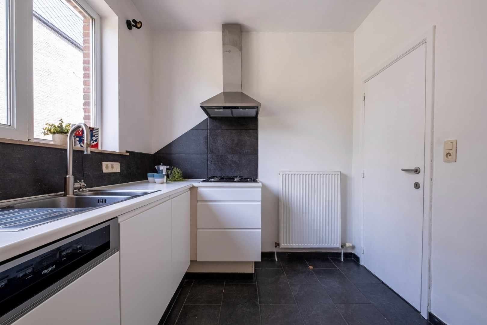 Zonnig en ruim, volledig gerenoveerd appartement in een goede en rustige buurt.  foto 12