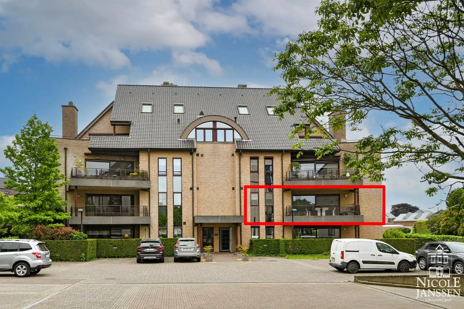 Ruim en luxueus appartement van 190m² met twee mooie terrassen en garage foto {{pictureIndex}}