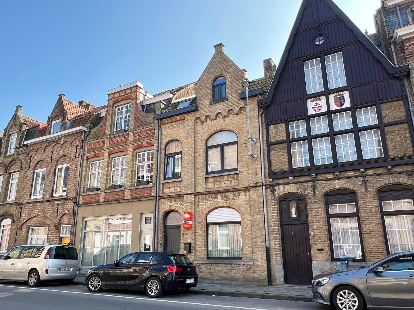 Ruime rijwoning met gezellig koertje in het centrum van Ieper foto {{pictureIndex}}