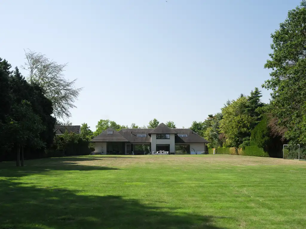 Imposante villa (BJ 2015) met onder meer een buitenzwembad en een sfeervol ingericht bijgebouw met sauna foto 32