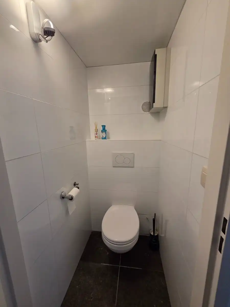 Volledig gerenoveerd tweeslaapkamer appartement inclusief garagebox en terras op toplocatie! foto 7