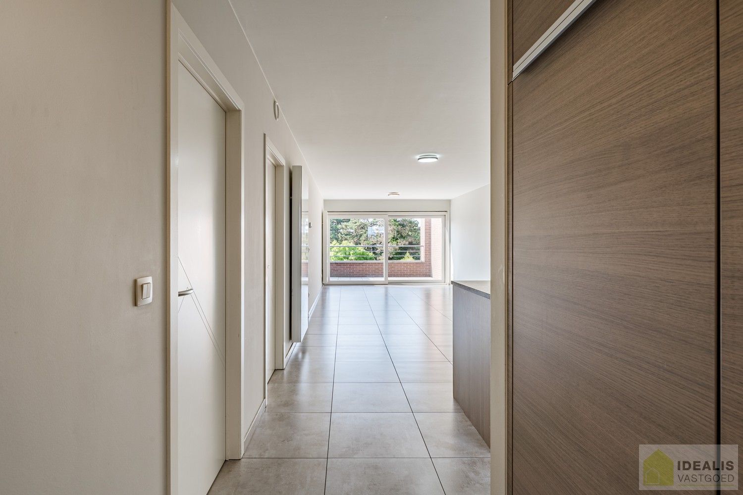 IDEALIS VASTGOED - INSTAPKLAAR APPARTEMENT MET 2 SLAAPKAMERS, AANGENAME LEEFRUIMTE MET AANSLUITEND TERRAS, ONDERGRONDSE PARKEERPLAATS EN BERGRUIMTE. Zeer geschikt voor kandidaten op zoek naar betaalbare woonruimte in nieuwstaat vlak bij de stadskern van Bree! foto 5