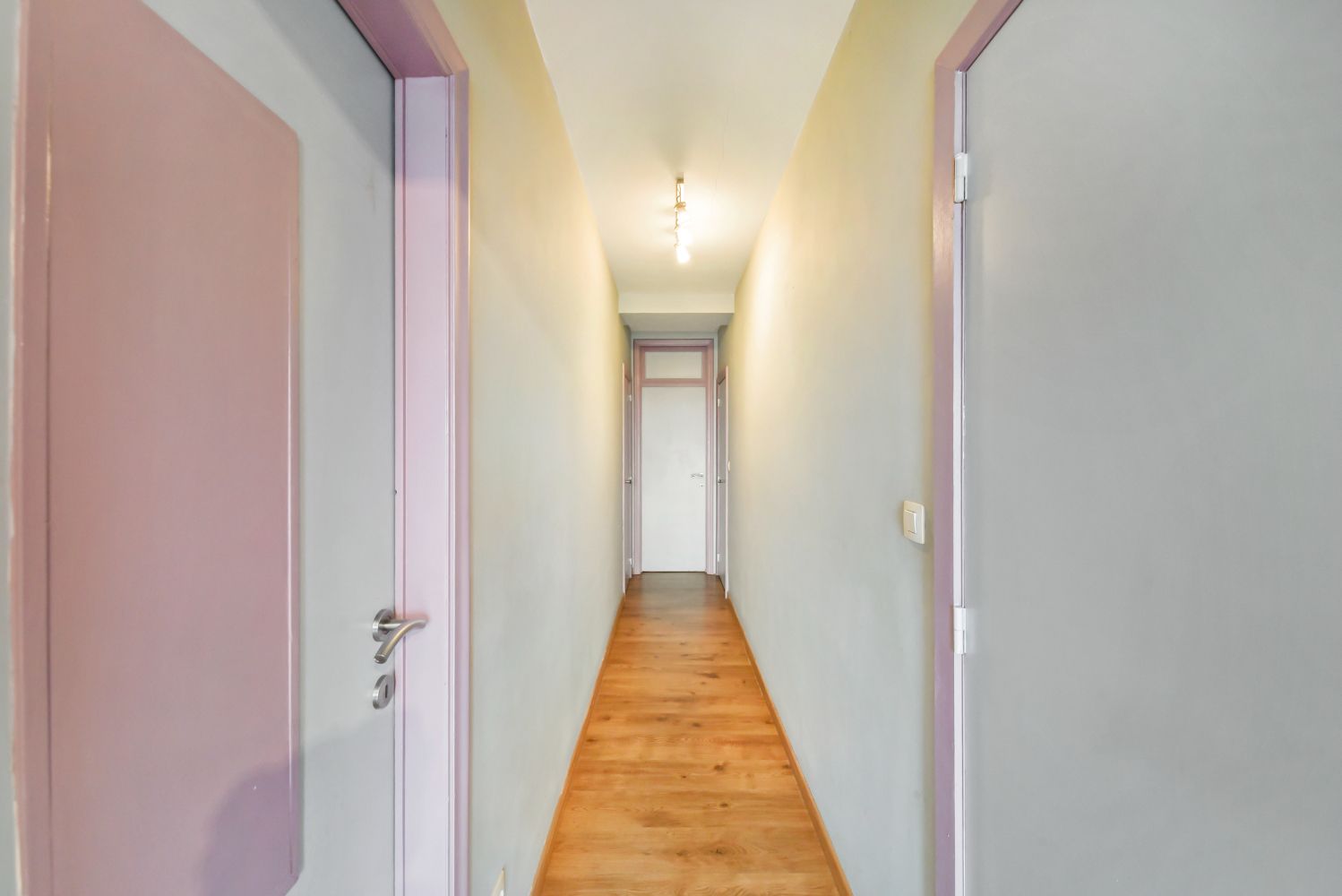 Licht op te frissen twee slaapkamer appartement op een uitstekende locatie foto 12