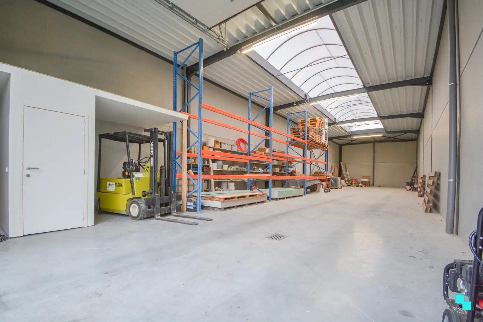 Nieuwbouw KMO-unit van ca. 225 m² te Izegem foto {{pictureIndex}}