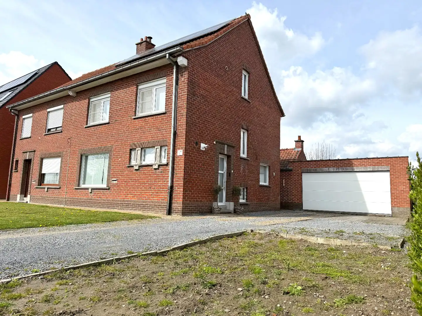 Instapklare halfopen bebouwing op toplocatie in Kuurne foto {{pictureIndex}}