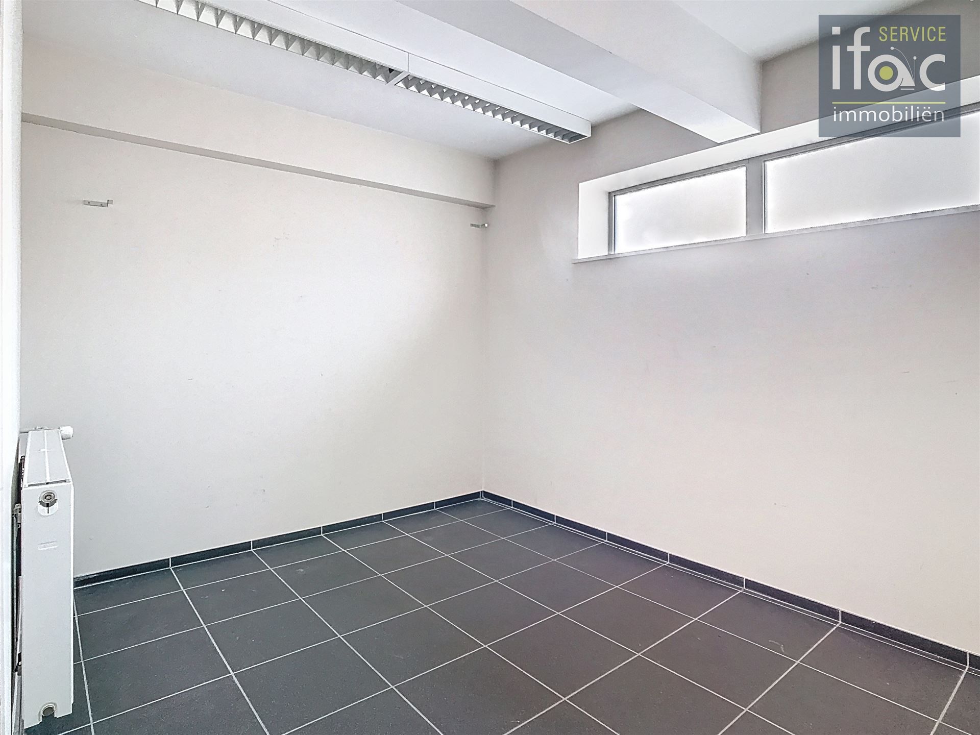 Commerciële ruimte en bureaus (270 m²) met parking. foto 10