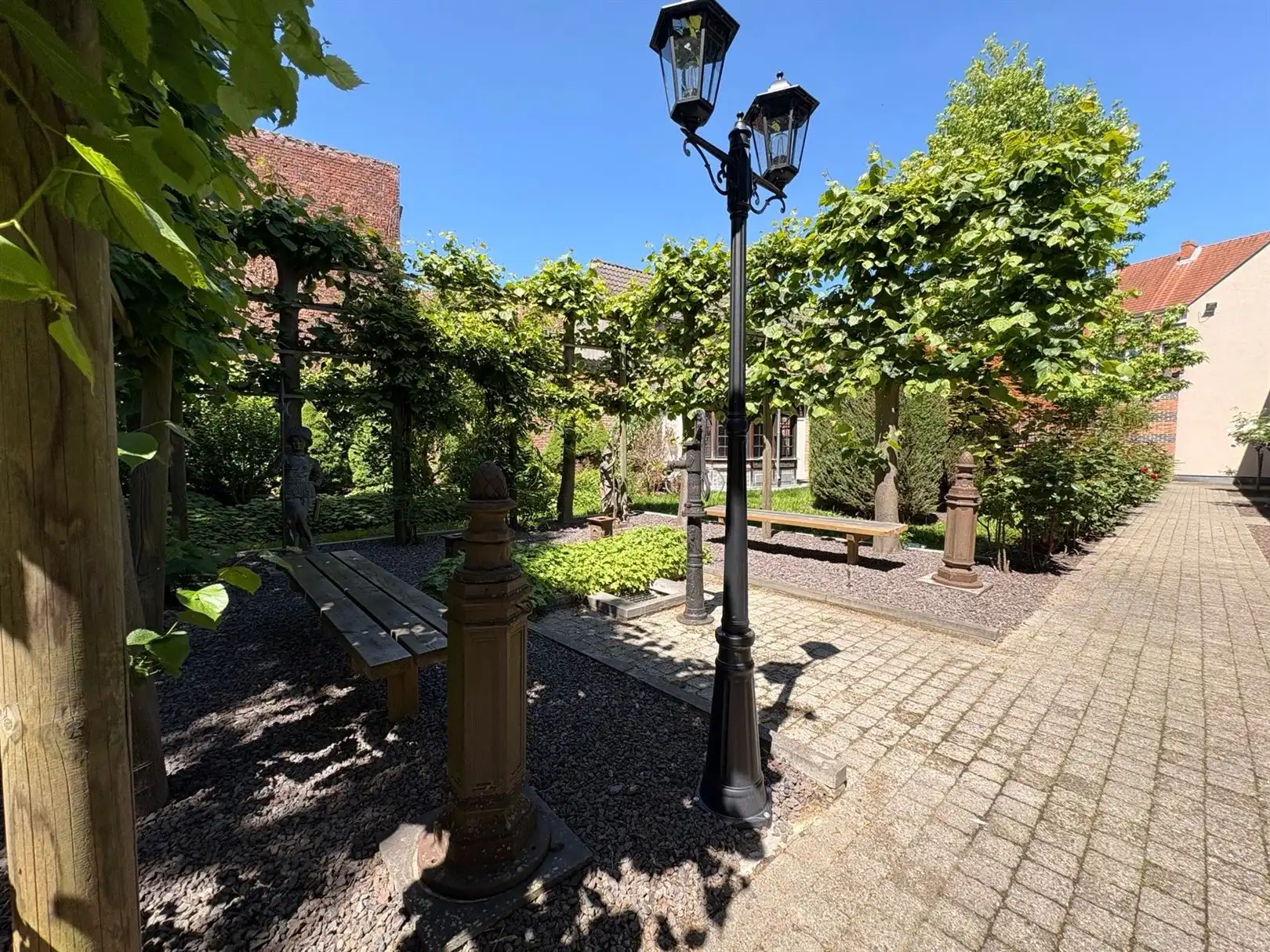Sympathieke woning in een oase van rust middenin centrum  foto 13